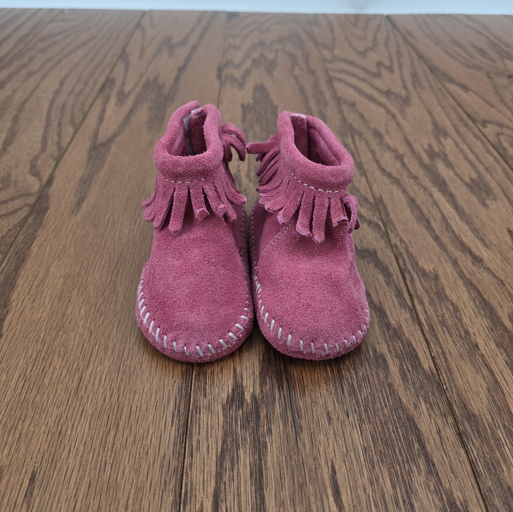 Minnetoka Musk Pink Fringe Infant Moccasins - Picture 6 of 6